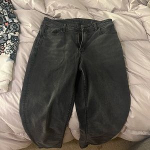 Size 6 black mom jeans. Super stretchy.